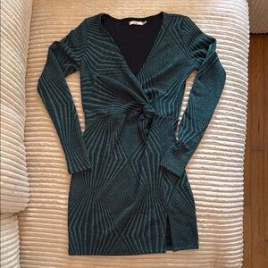 Elegant Green Long-Sleeve Dress